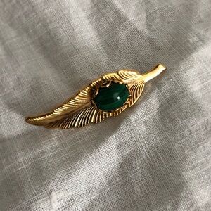 Vtg Gold Feather Tie Pin with Green Stone